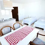 Deli فرسي